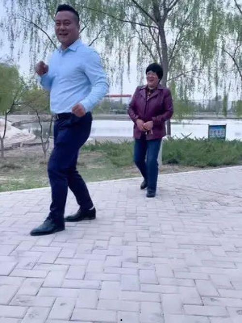 陪老妈散步吃瓜,母女共赏瓜果香