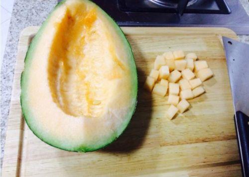 嫂子吃哈密瓜,甜蜜滋味传递家庭温情