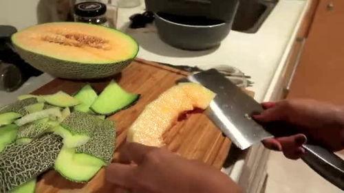 吃哈密瓜半夜胃痛,揭秘夜间饮食的隐患